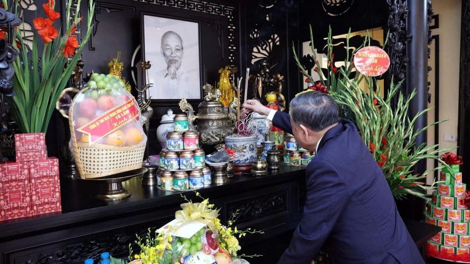 Party General Secretary pays tribute to President Ho Chi Minh in Hanoi